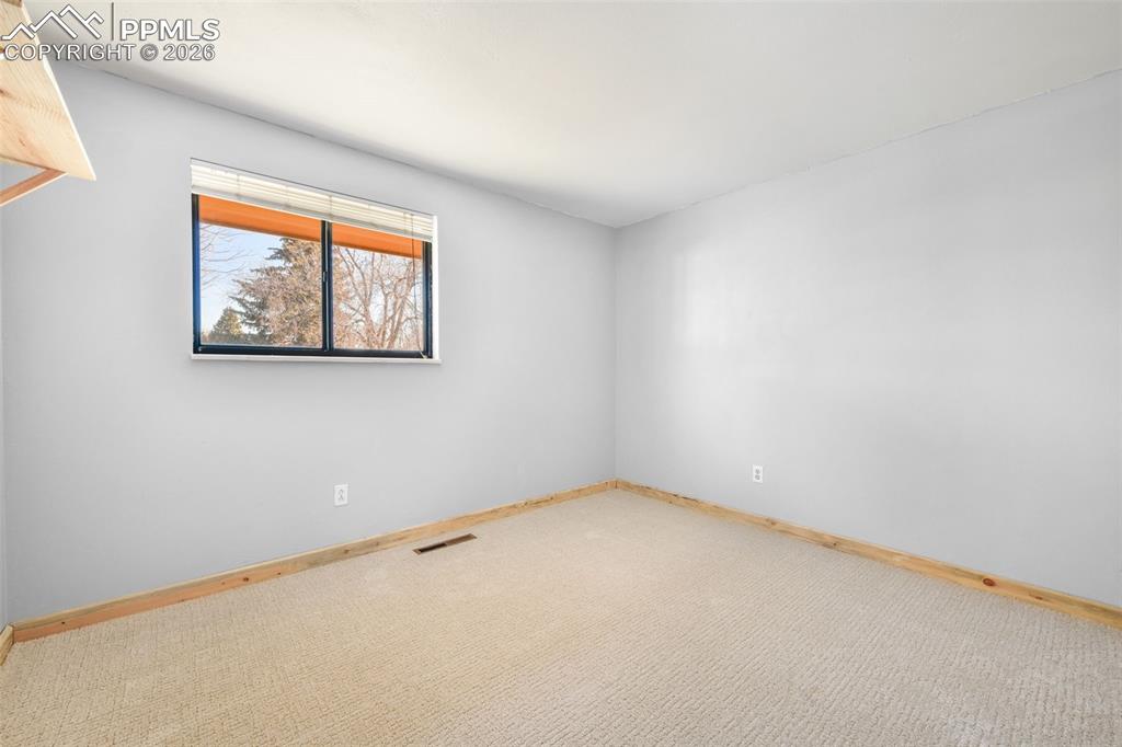 Image 17 of 50: Bedroom