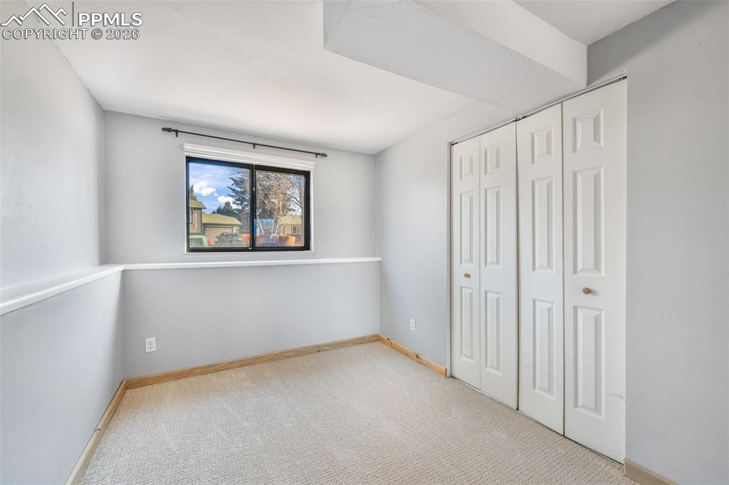 Image 27 of 50: Bedroom