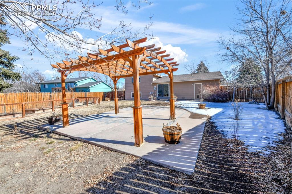 Image 29 of 50: Patio