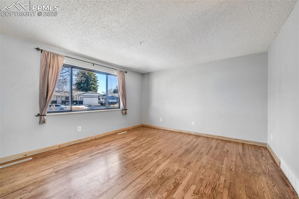 Image 3 of 50: Living Room