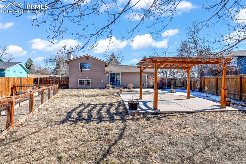 Image 30 of 50: Back of Structure