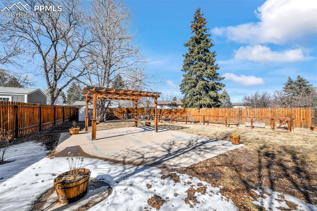 Image 31 of 50: Yard