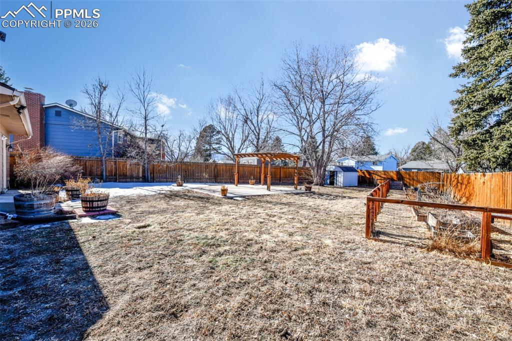 Image 32 of 50: Yard