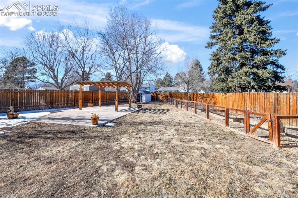 Image 33 of 50: Yard