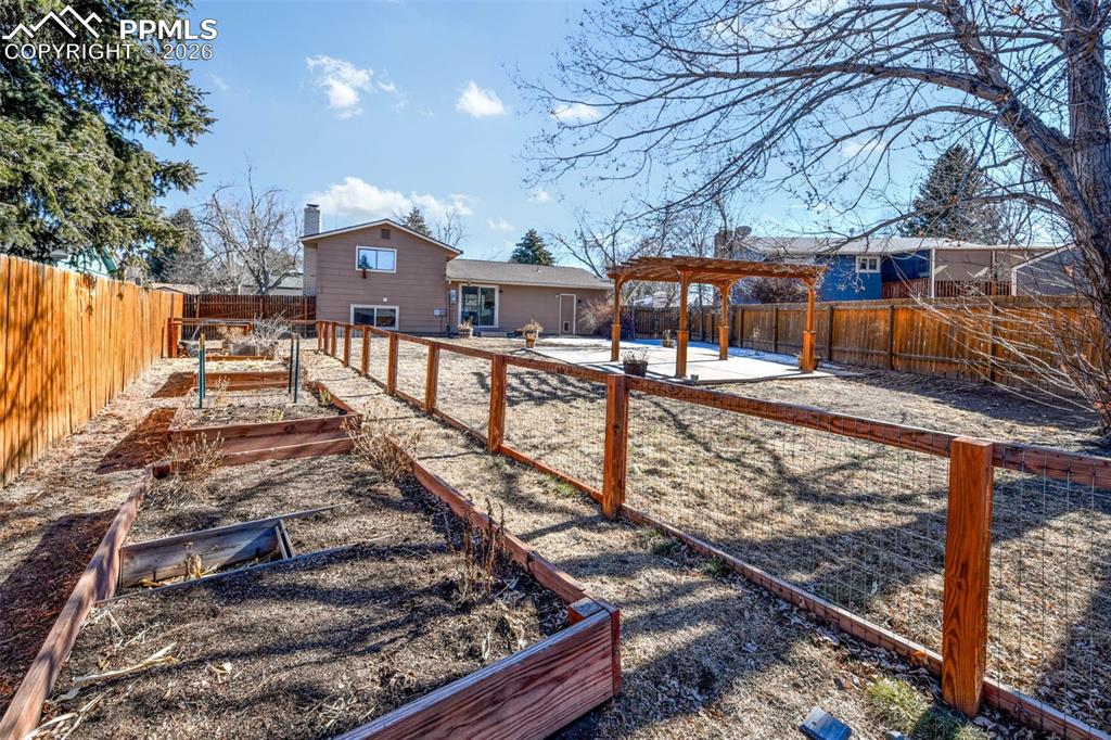 Image 34 of 50: Yard