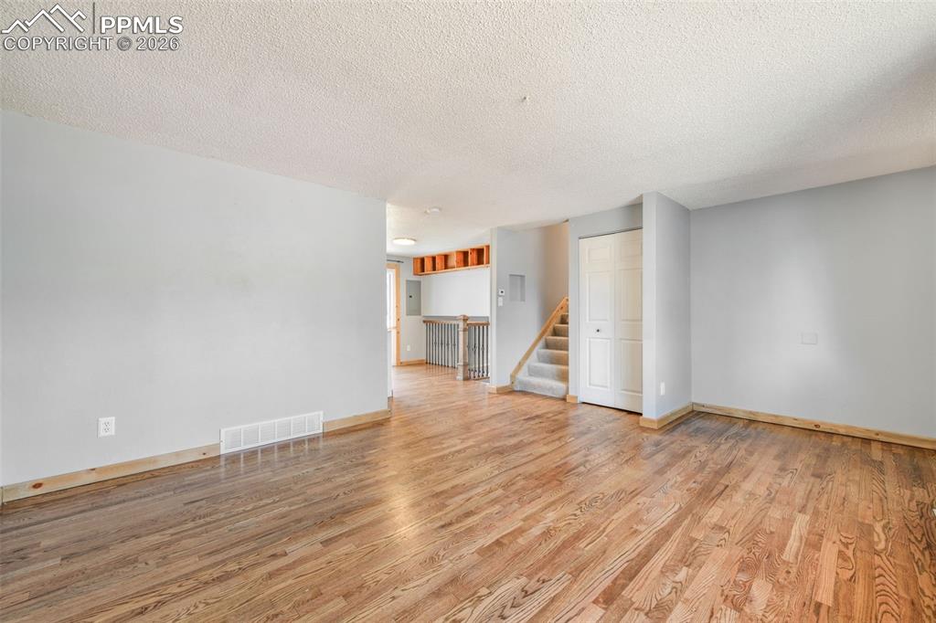 Image 4 of 50: Living Room