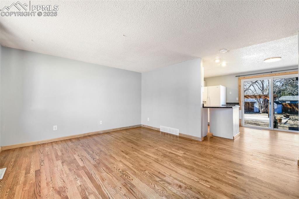 Image 5 of 50: Living Room