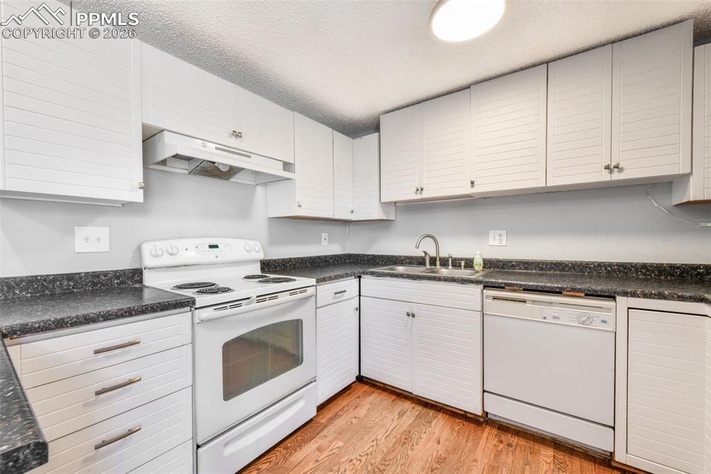 Image 6 of 50: Kitchen