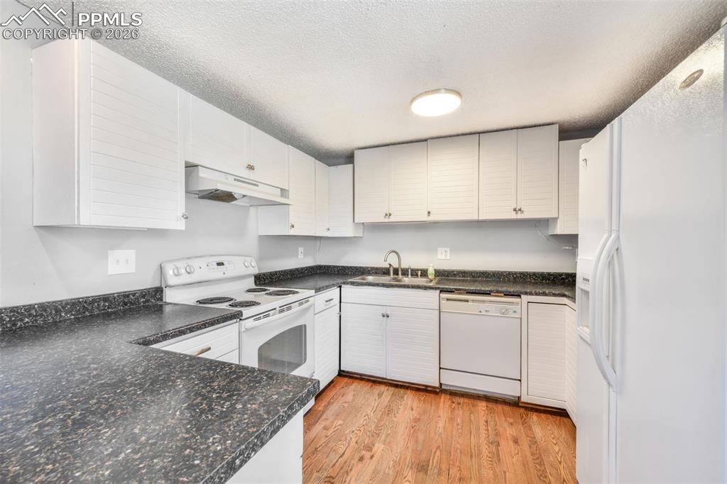 Image 7 of 50: Kitchen