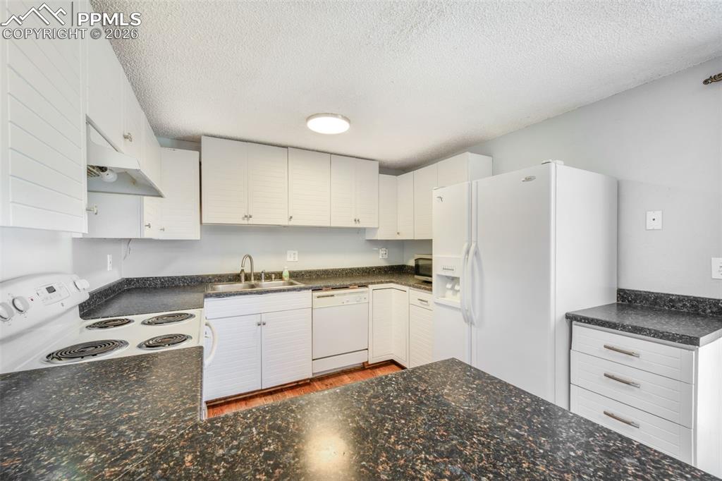 Image 8 of 50: Kitchen