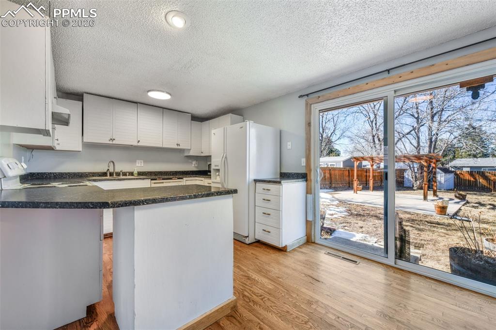 Image 9 of 50: Kitchen