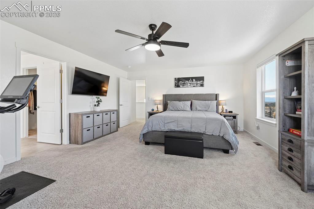 Image 11 of 50: Bedroom