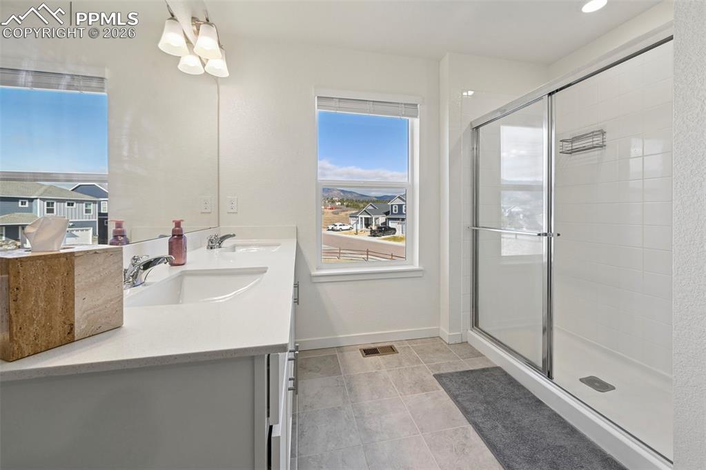 Image 13 of 50: Bathroom