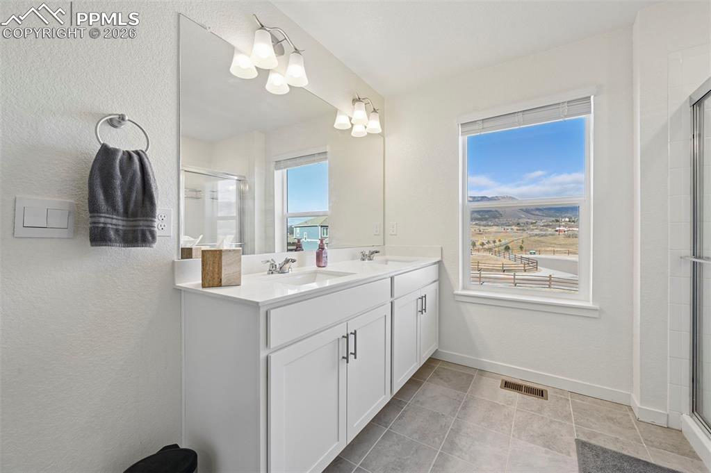 Image 14 of 50: Bathroom