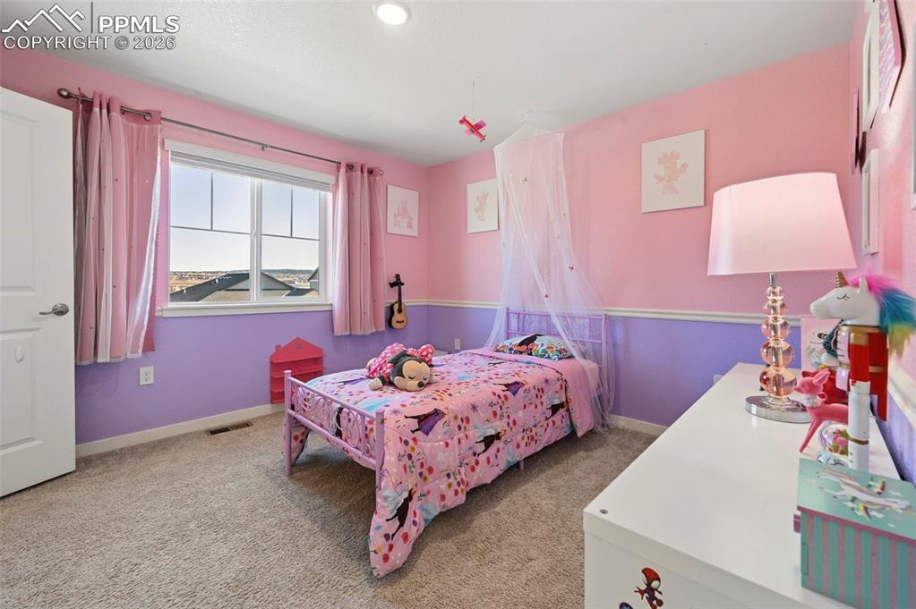 Image 17 of 50: Bedroom