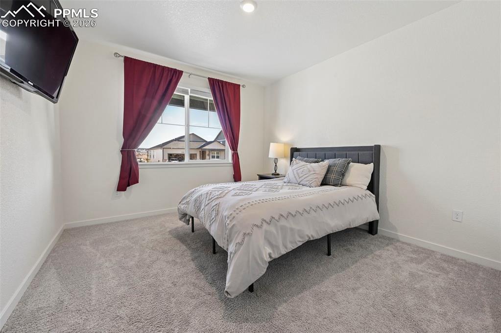 Image 22 of 50: Bedroom