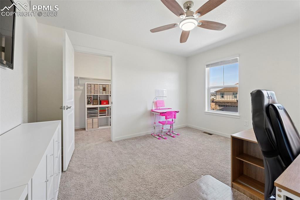 Image 25 of 50: Office