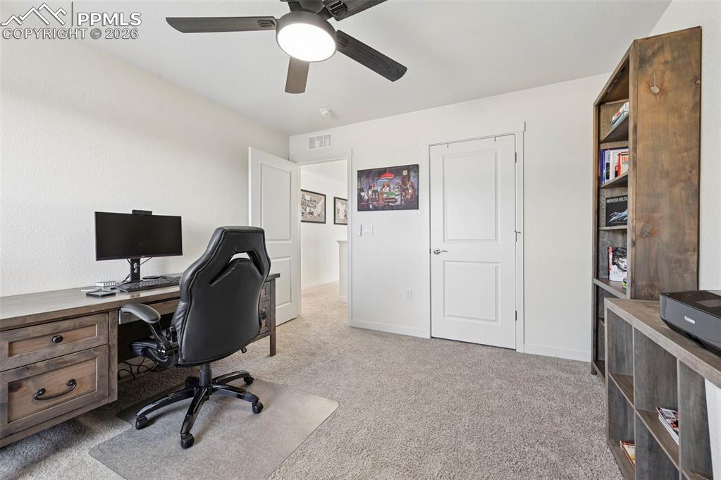 Image 28 of 50: Office