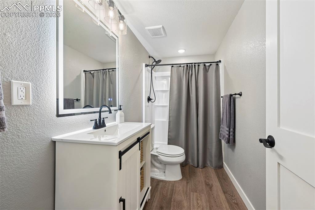 Image 30 of 50: Bathroom