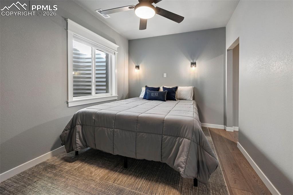 Image 33 of 50: Bedroom