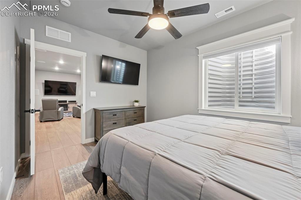 Image 34 of 50: Bedroom