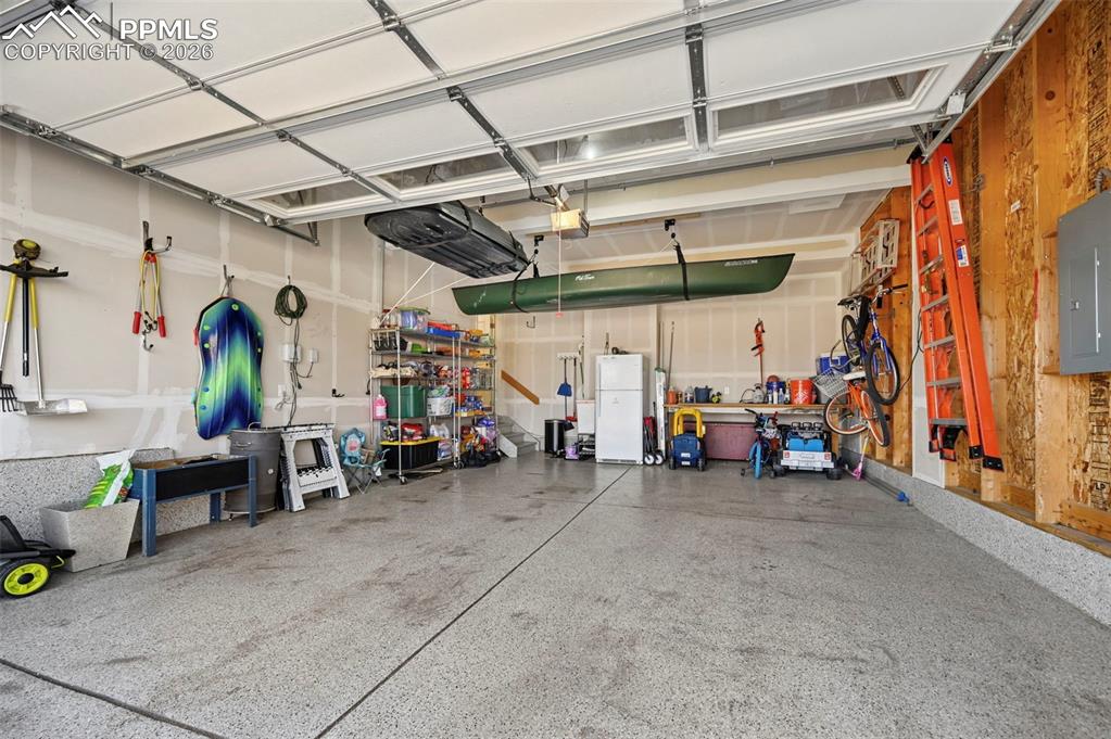 Image 37 of 50: Garage