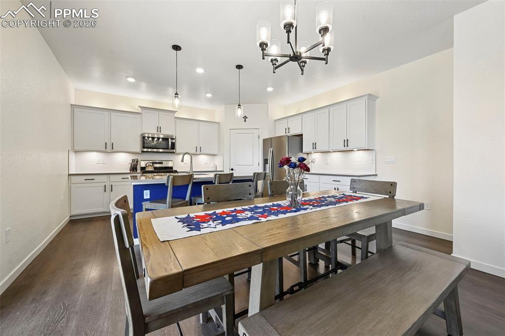 Image 5 of 50: Dining Area