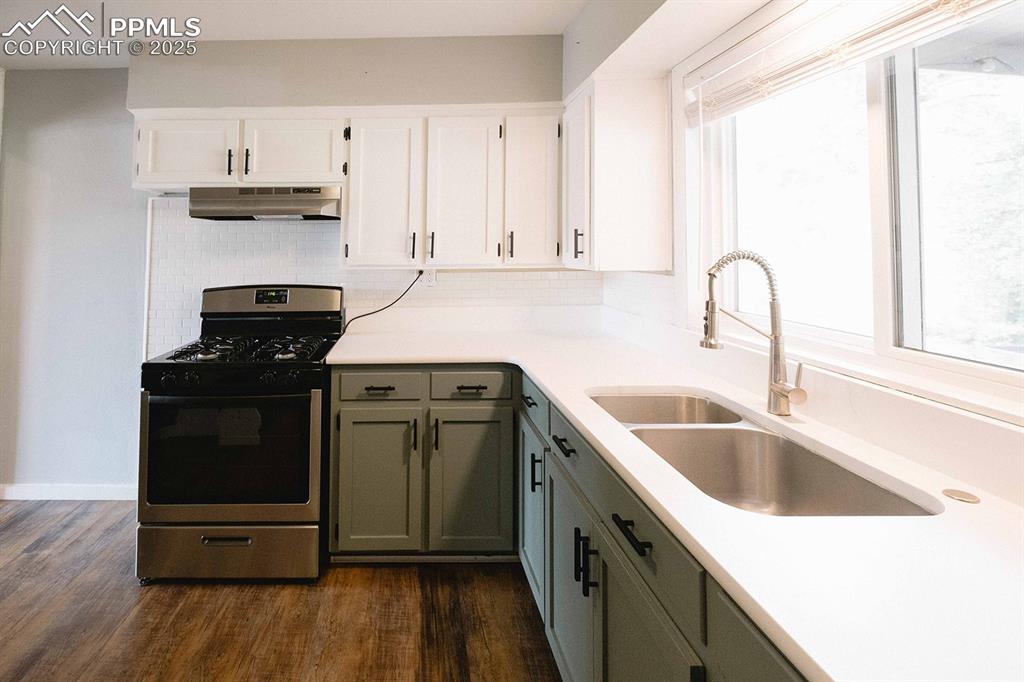 Image 14 of 43: Granite counters and newer features throughout.