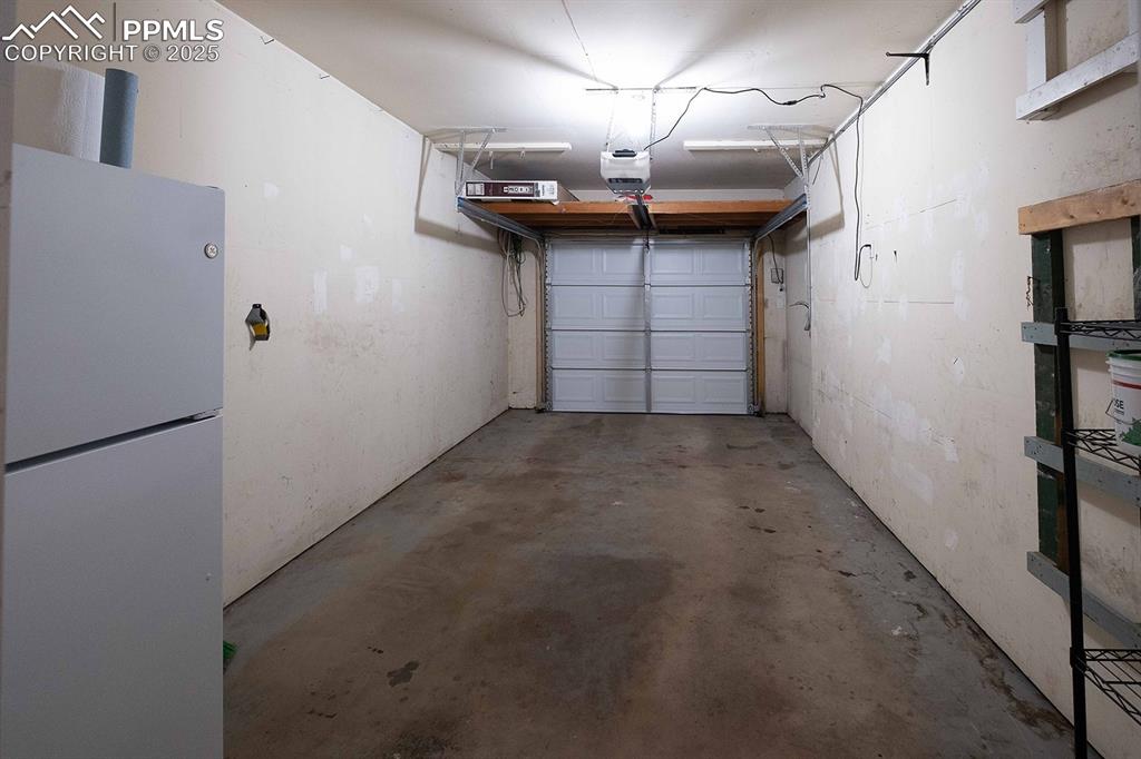 Image 33 of 43: 1 car garage