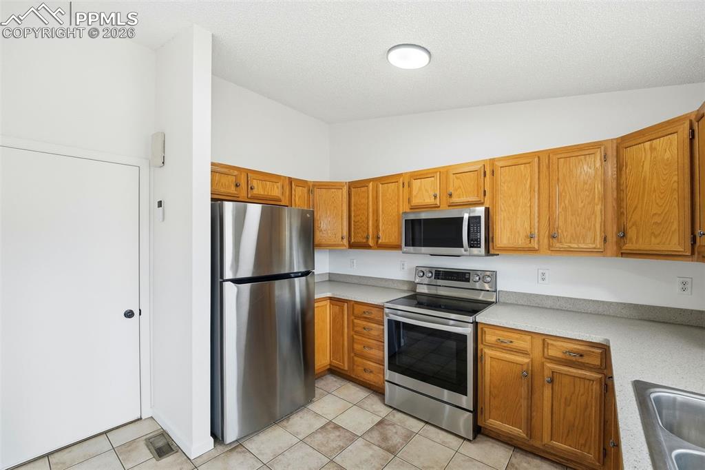 Image 10 of 49: Kitchen