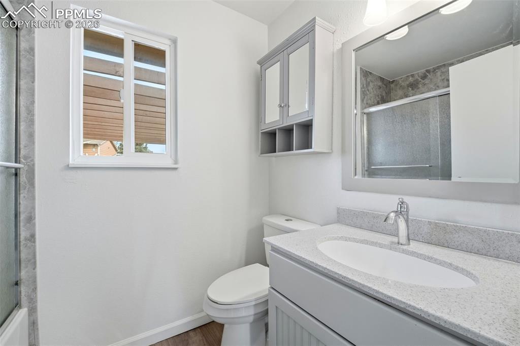 Image 16 of 49: Bathroom