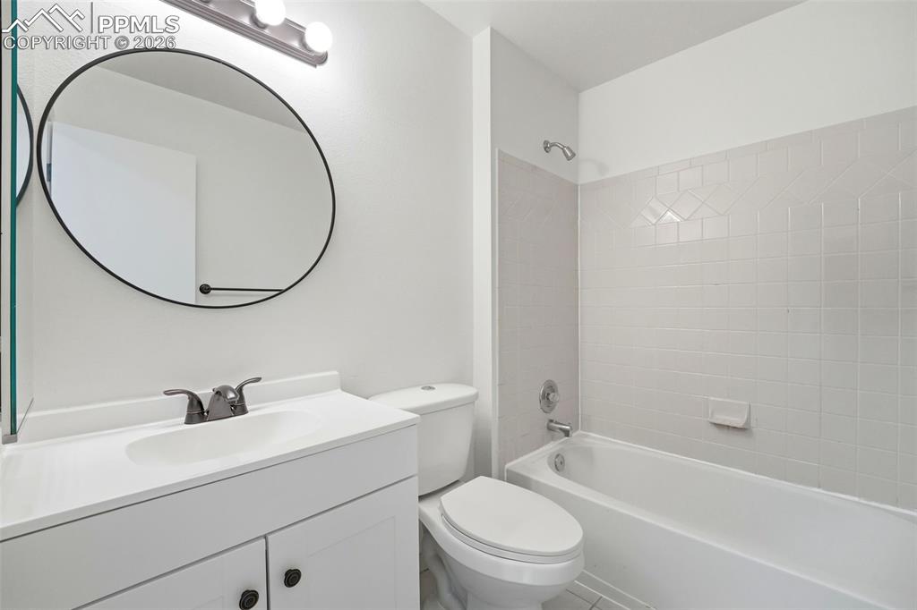 Image 17 of 49: Bathroom