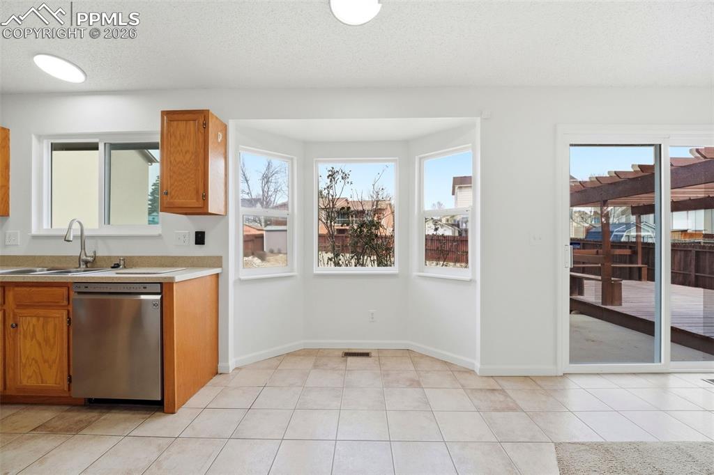 Image 22 of 49: Kitchen