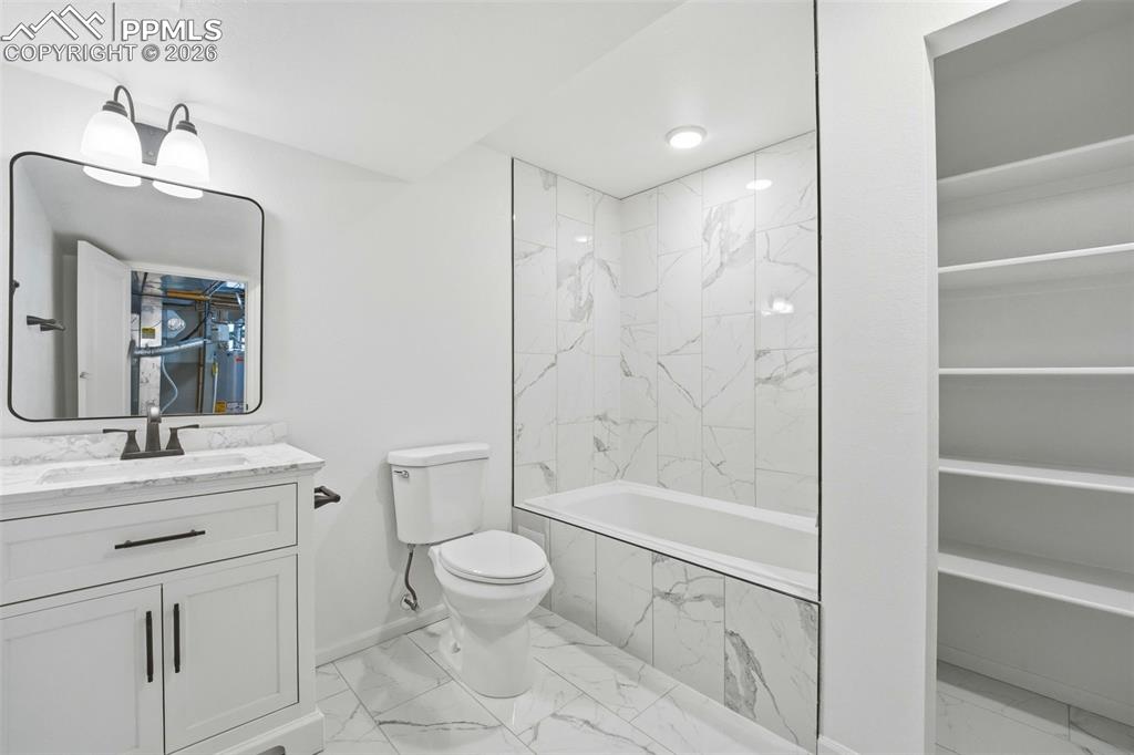 Image 28 of 49: Bathroom