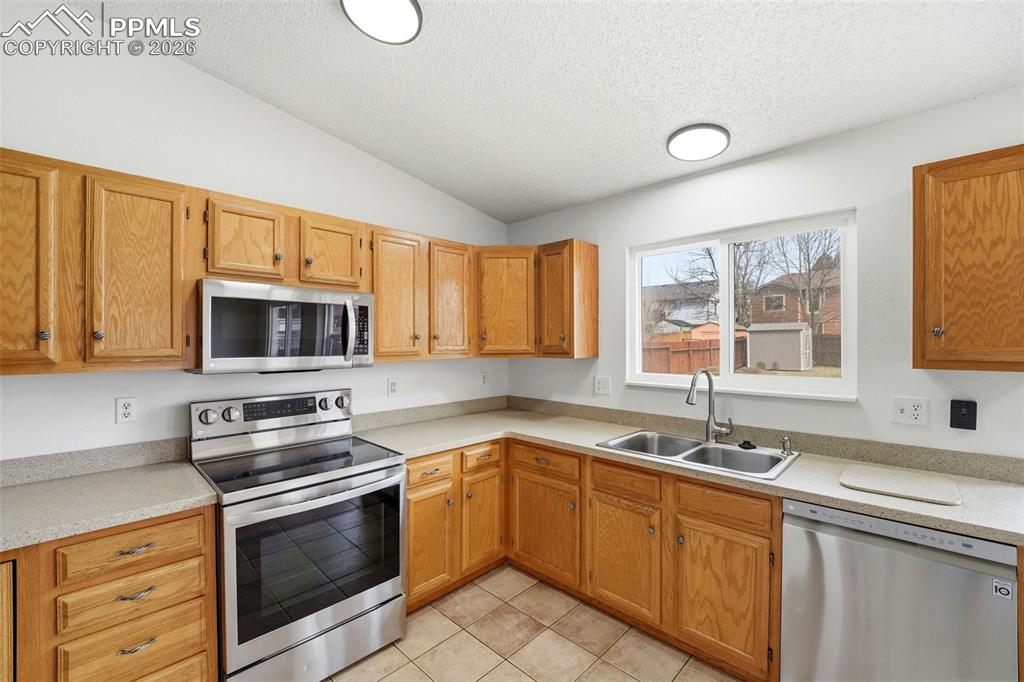 Image 9 of 49: Kitchen