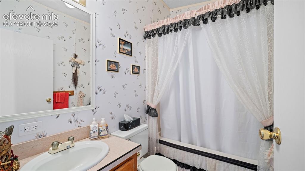 Image 19 of 50: Bathroom