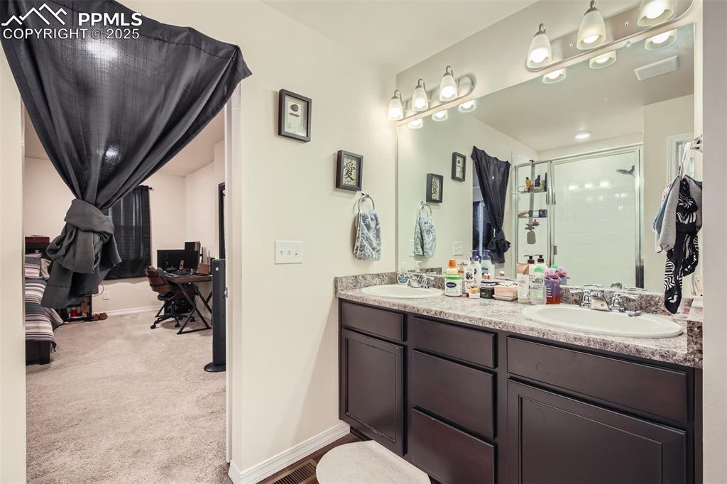 Image 13 of 38: Bathroom