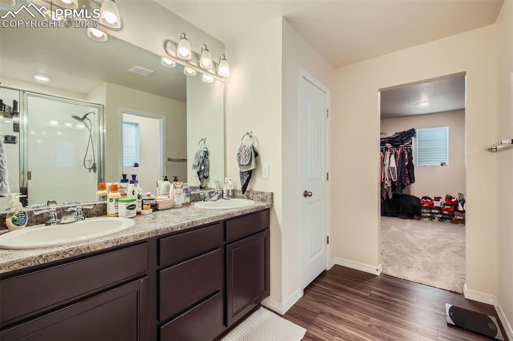 Image 16 of 38: Bathroom