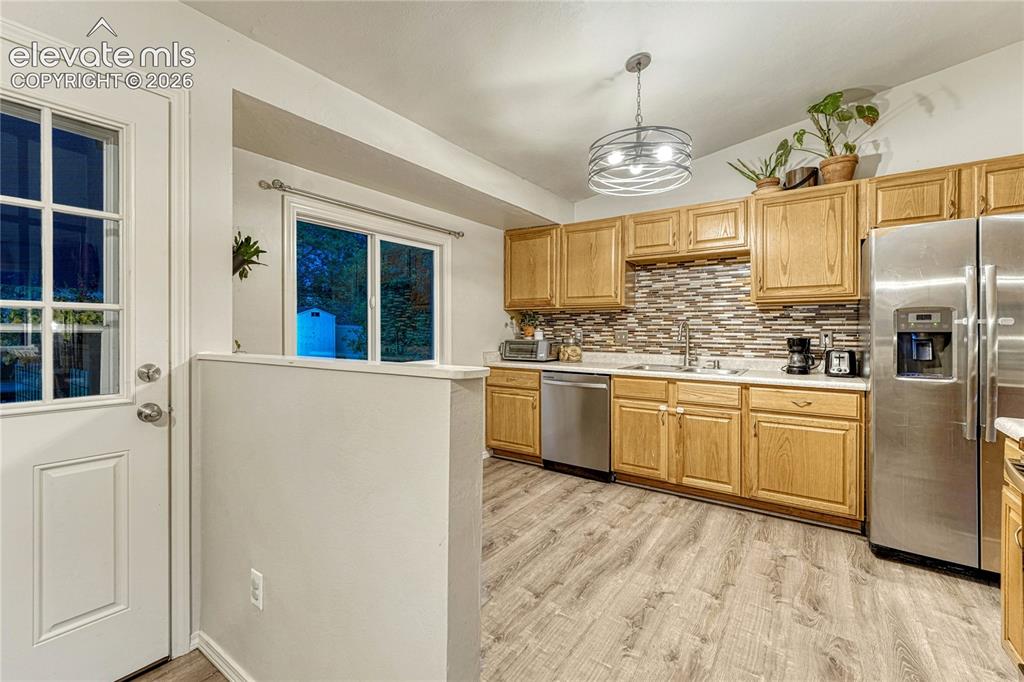 Image 10 of 50: Kitchen