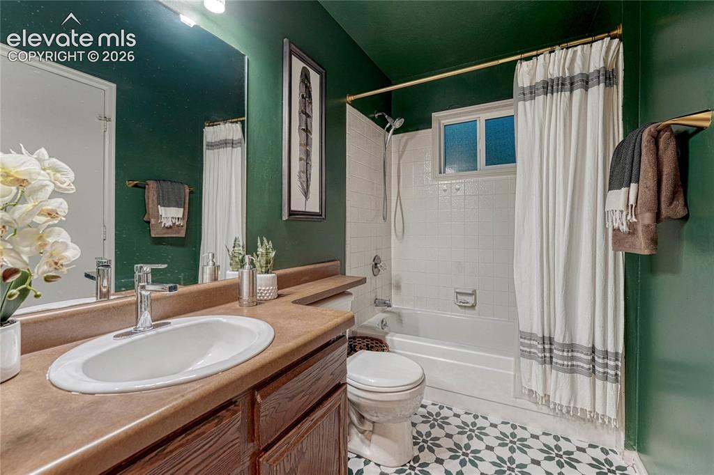 Image 18 of 50: Bathroom