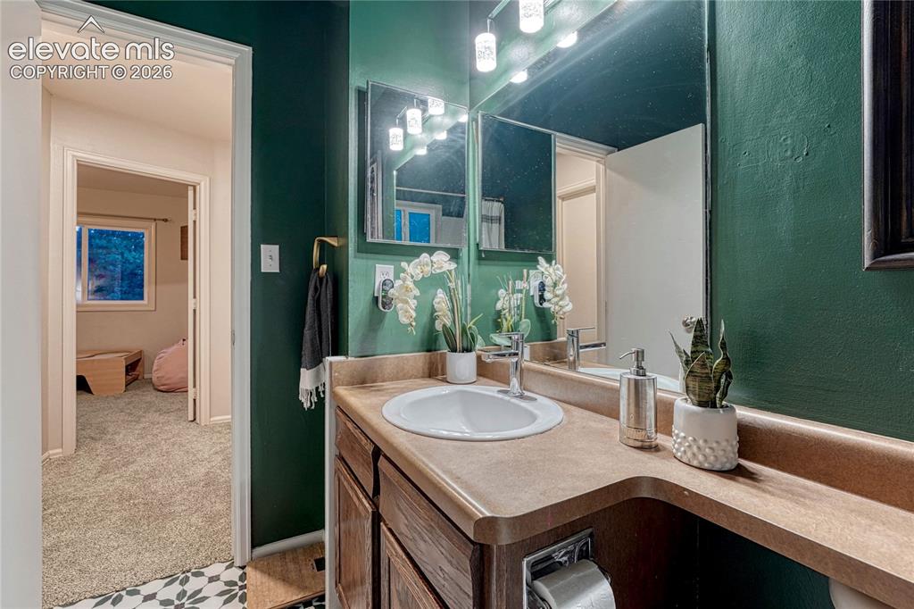 Image 19 of 50: Bathroom