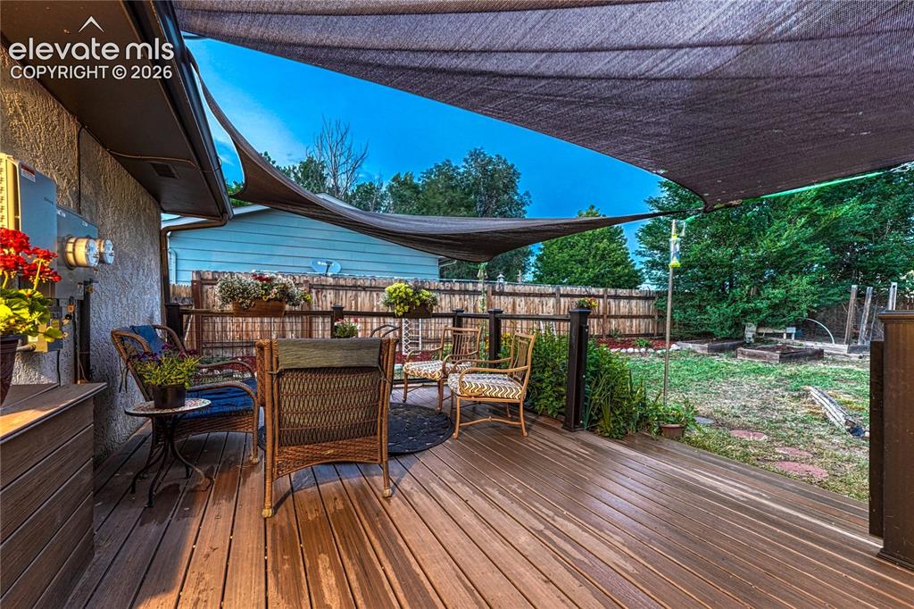 Image 7 of 50: Deck