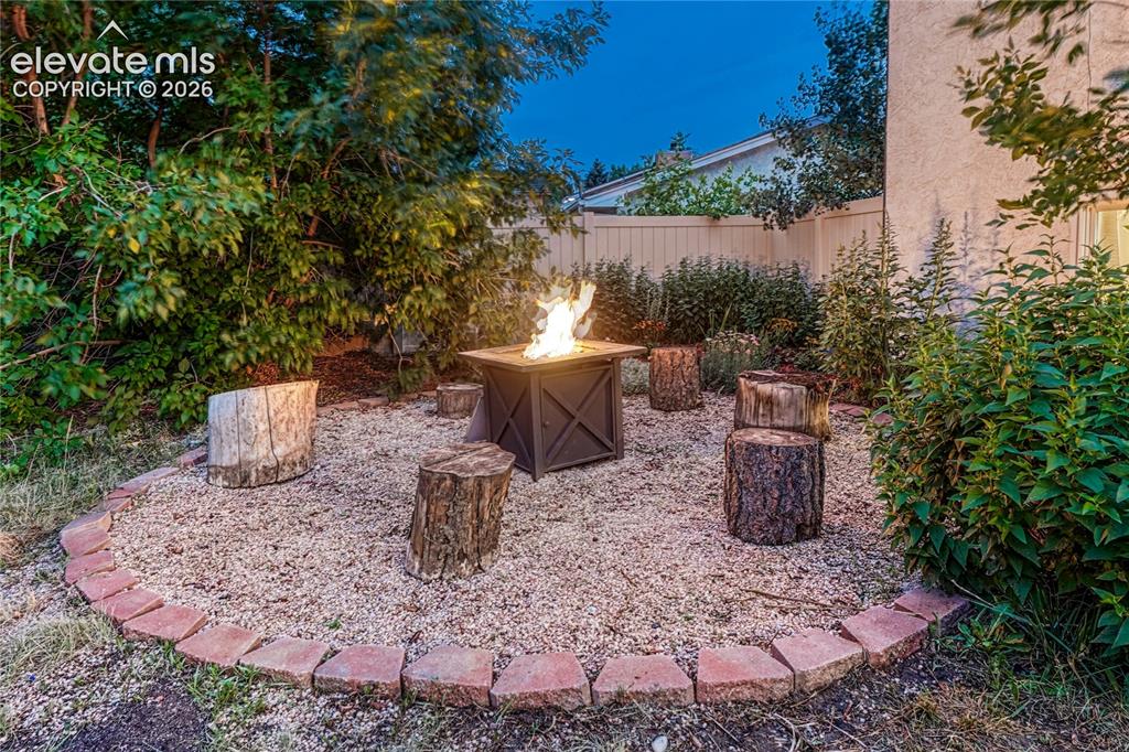 Image 8 of 50: Patio