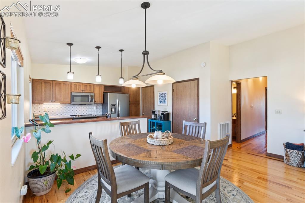 Image 13 of 47: Dining Area