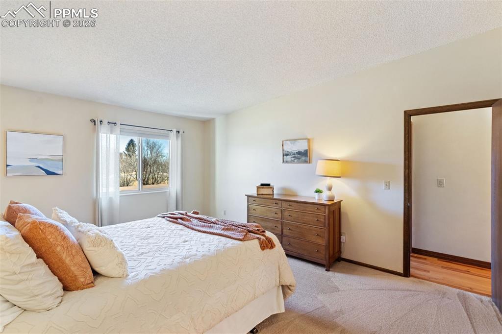 Image 17 of 47: Kitchen