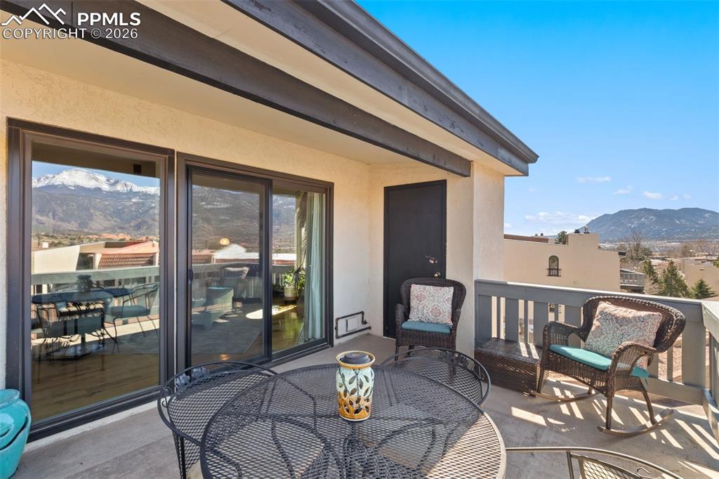 Image 28 of 47: Sitting Room