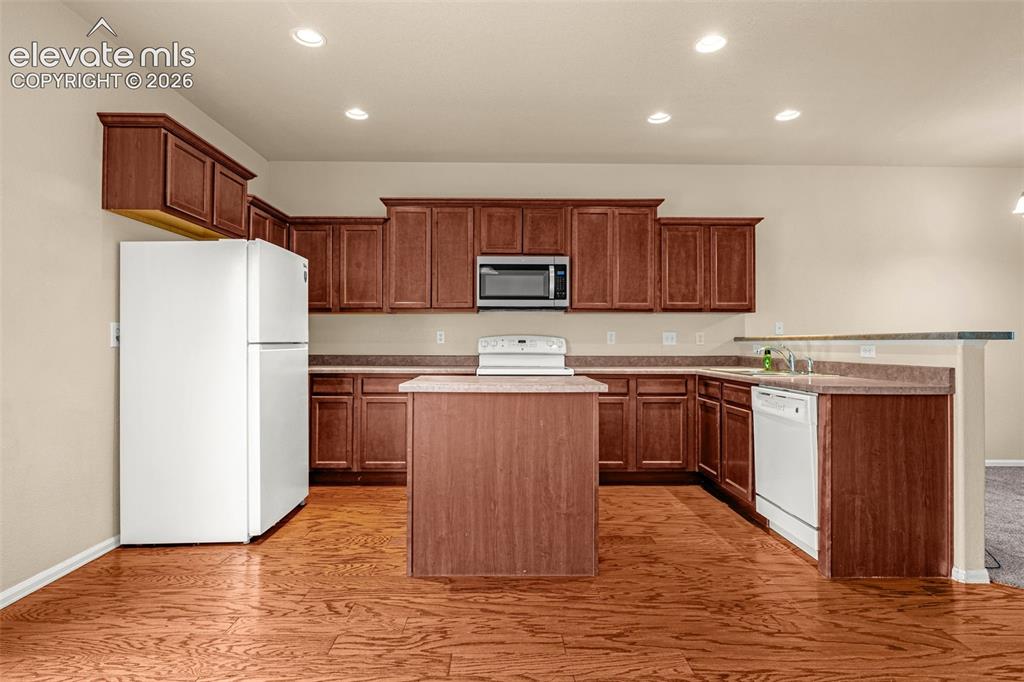 Image 11 of 39: Kitchen