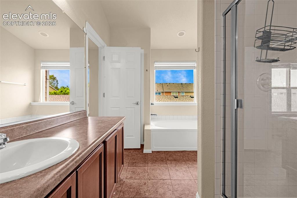 Image 19 of 39: Bathroom