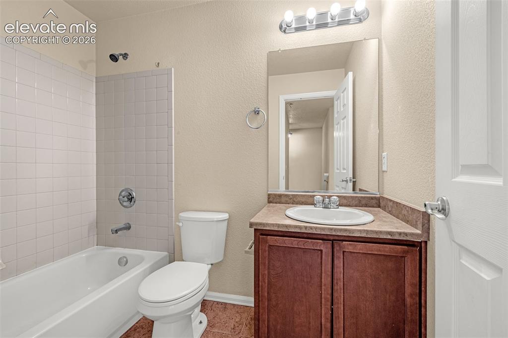 Image 26 of 39: Bathroom