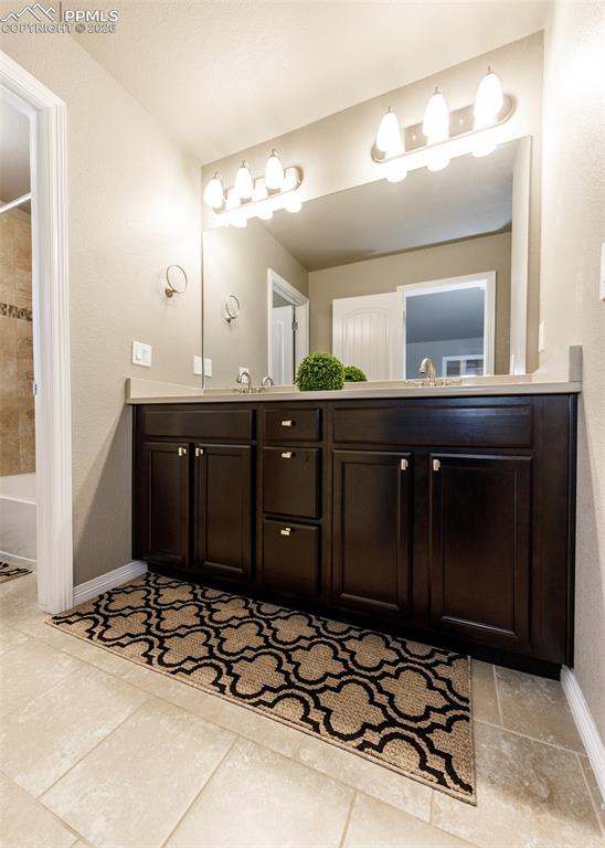 Image 19 of 37: Bathroom